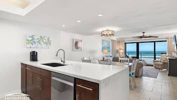 Condo de lujo, 2 habitaciones, 2 baños, frente al océano | Cocina privada | Refrigerador, microondas y cafetera y tetera