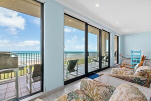 Condo superluxo, 2 quartos, 2 banheiros, de frente para o oceano | Área de estar | TV de tela plana