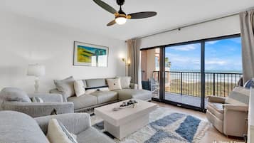 Condo Cao cấp, 2 phòng ngủ, 2 phòng tắm, sát bãi biển | Khu phòng khách | TV màn hình phẳng