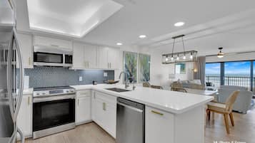 Condo Cao cấp, 2 phòng ngủ, 2 phòng tắm, sát bãi biển | Bếp riêng | Tủ lạnh, lò vi sóng, dụng cụ pha cà phê/trà