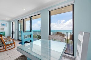 Luxe appartement, 2 slaapkamers, 2 badkamers, aan zee | Dineren op de kamer
