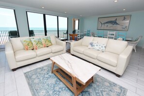 Appartement, 4 slaapkamers, aan zee | Woonruimte | Flatscreentelevisie