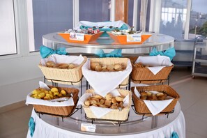 Petit déjeuner, déjeuner et dîner servis sur place