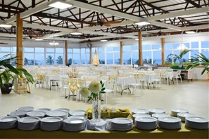 บริการอาหารเช้า อาหารกลางวัน และอาหารเย็น