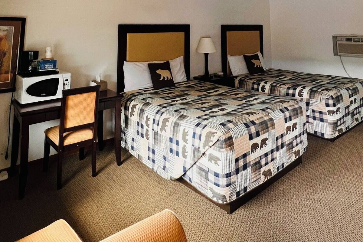 客房, 2 張加大雙人床 (1 Queen and 1 Double Bed) | 免費無線上網、床單