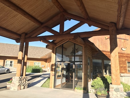 Property entrance. Cody Holiday Lodge