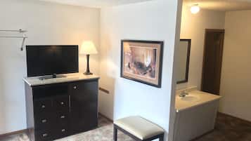 Room, 2 Queen Beds (1 Queen and 1 Double Bed) | Free WiFi, bed sheets