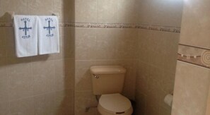 Standard Room | Bathroom | Shower, free toiletries, hair dryer