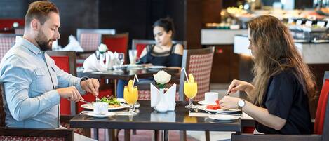 Ein Restaurant mit gedeckten Tischen, Essen und Getränken.