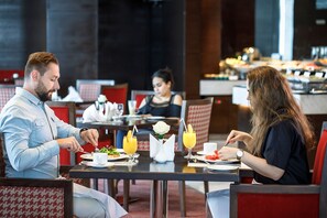 Petit déjeuner buffet (90 AED par personne)