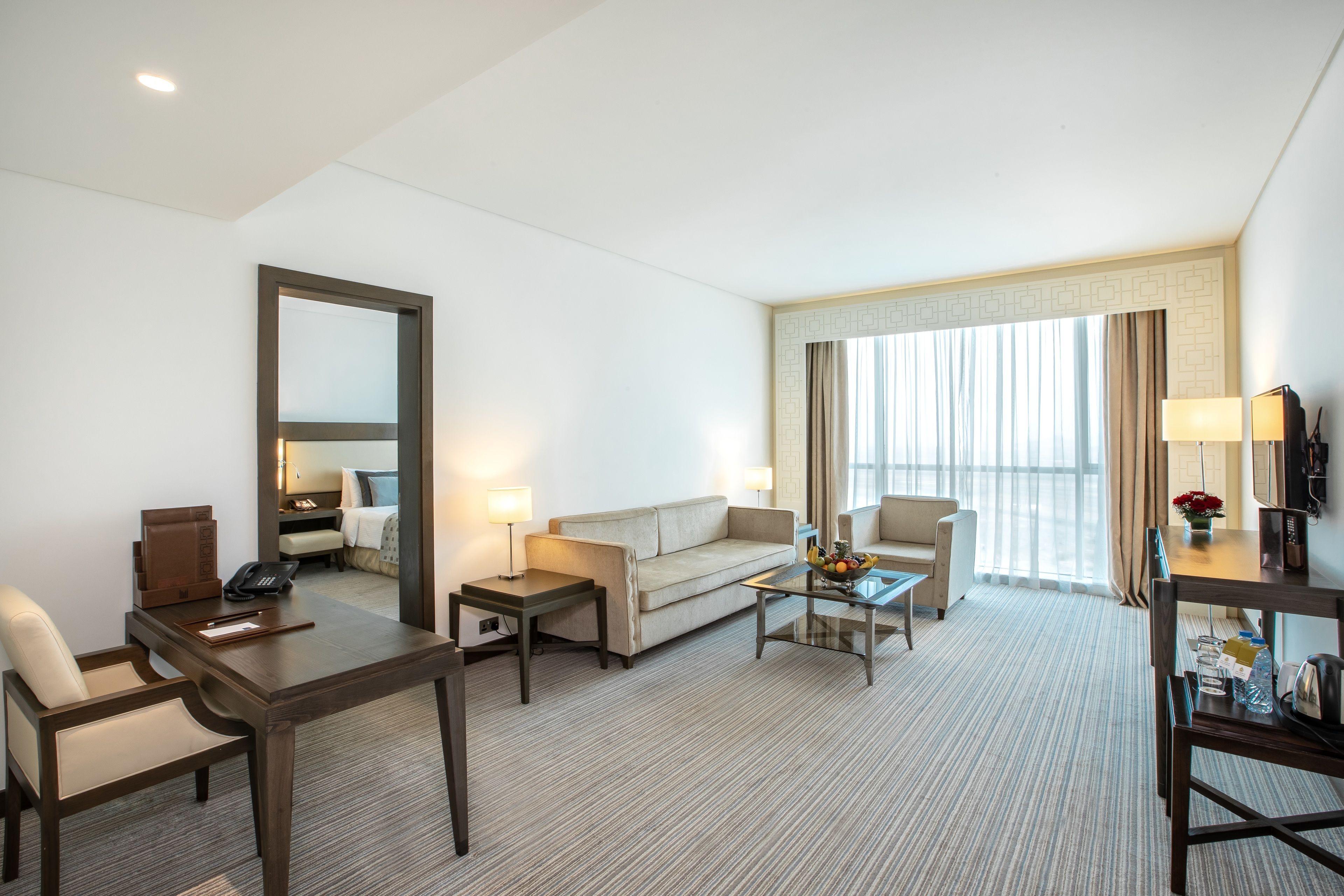 executive suite, 1 king bed, mountain view (executive suite with king bed) | minibar, in-room safe, desk, blackout curtains