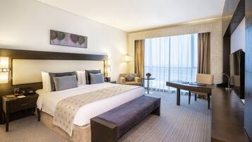 Minibar, Zimmersafe, Schreibtisch, Verdunkelungsvorhänge