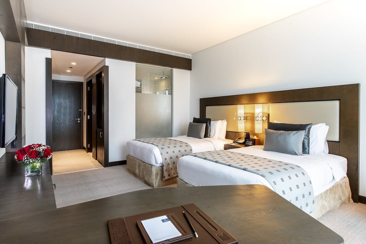 Minibar, safe på rommet, skrivebord og blendingsgardiner