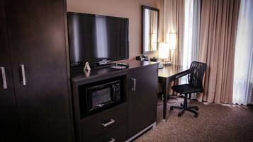 Een kluis op de kamer, een bureau, een strijkplank/strijkijzer