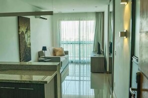 En 34-tommers LCD-TV med kabel-kanaler samt TV