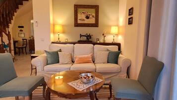 Luxury Apartment, 3 Bedrooms | Living room
