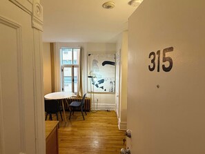 Studio, gemeenschappelijke badkamer | Luxe beddengoed, een bureau, een laptopwerkplek, geluiddichte muren