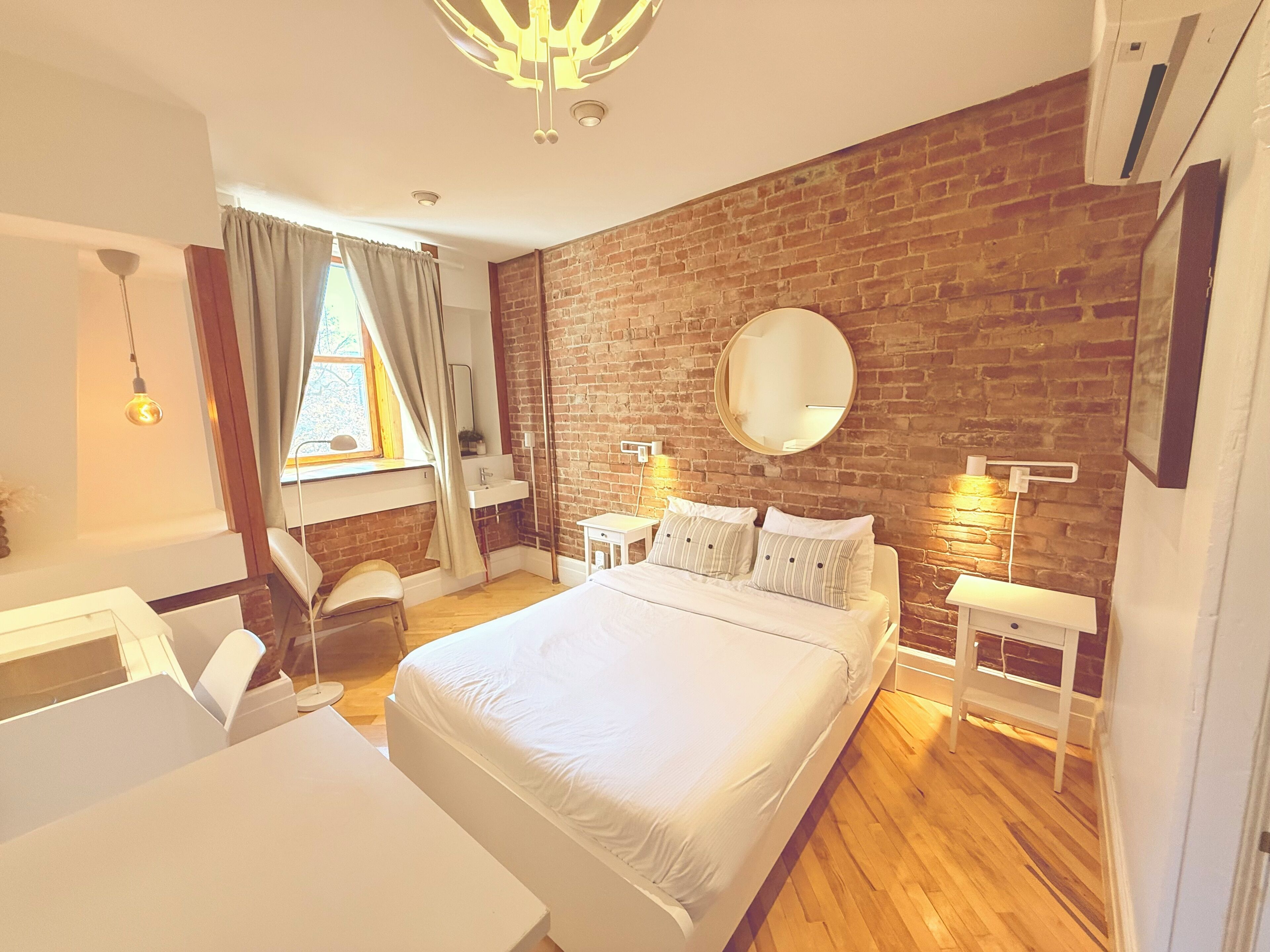 Phòng đôi, phòng tắm riêng | Bộ đồ giường cao cấp, bàn, khu vực làm việc phù hợp cho laptop 