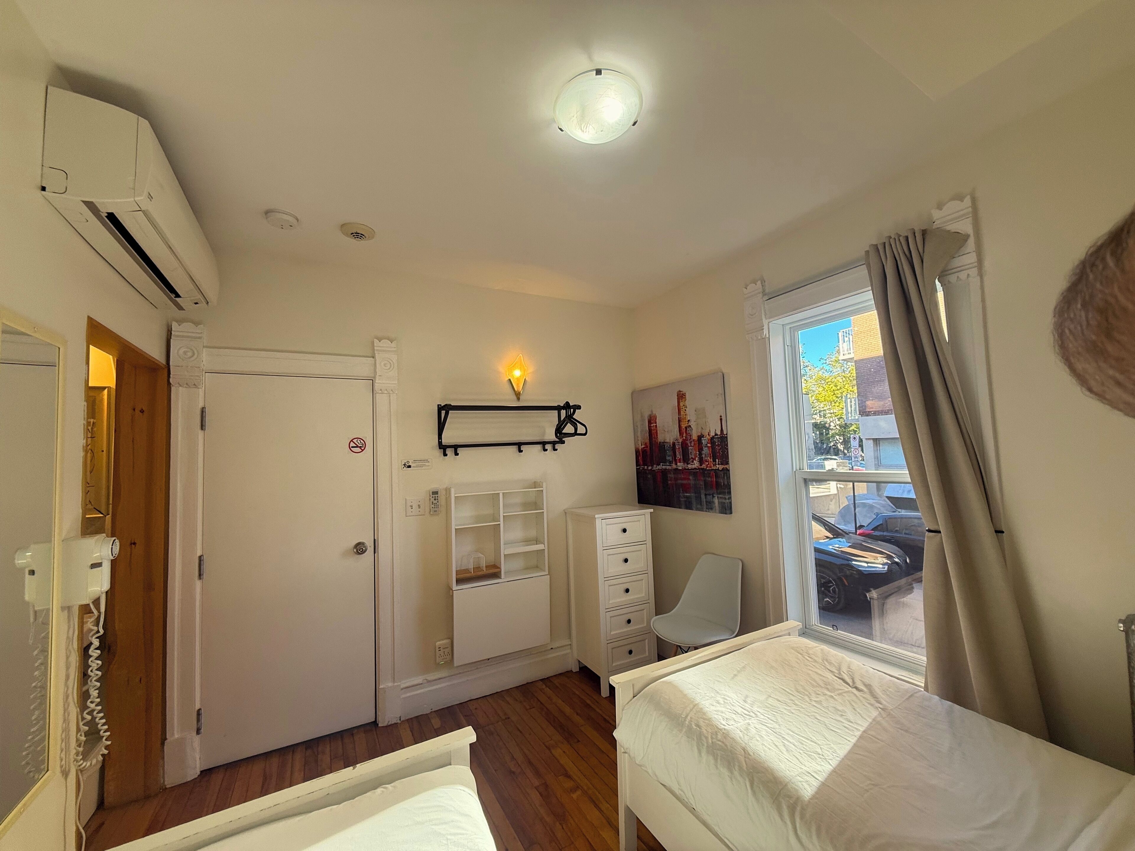 Phòng, phòng tắm riêng | Bộ đồ giường cao cấp, bàn, khu vực làm việc phù hợp cho laptop 