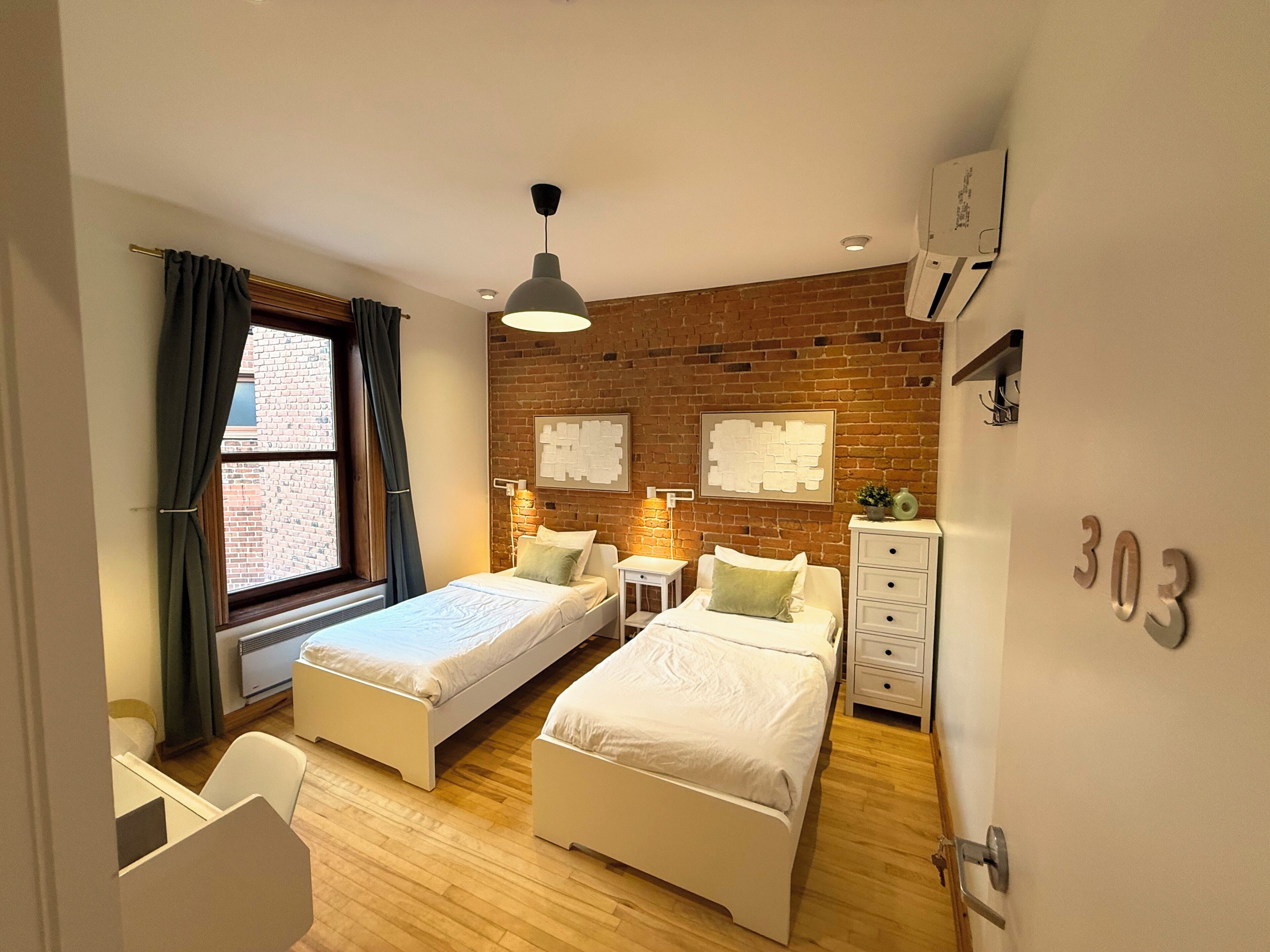 Phòng, phòng tắm dùng chung | Bộ đồ giường cao cấp, bàn, khu vực làm việc phù hợp cho laptop 