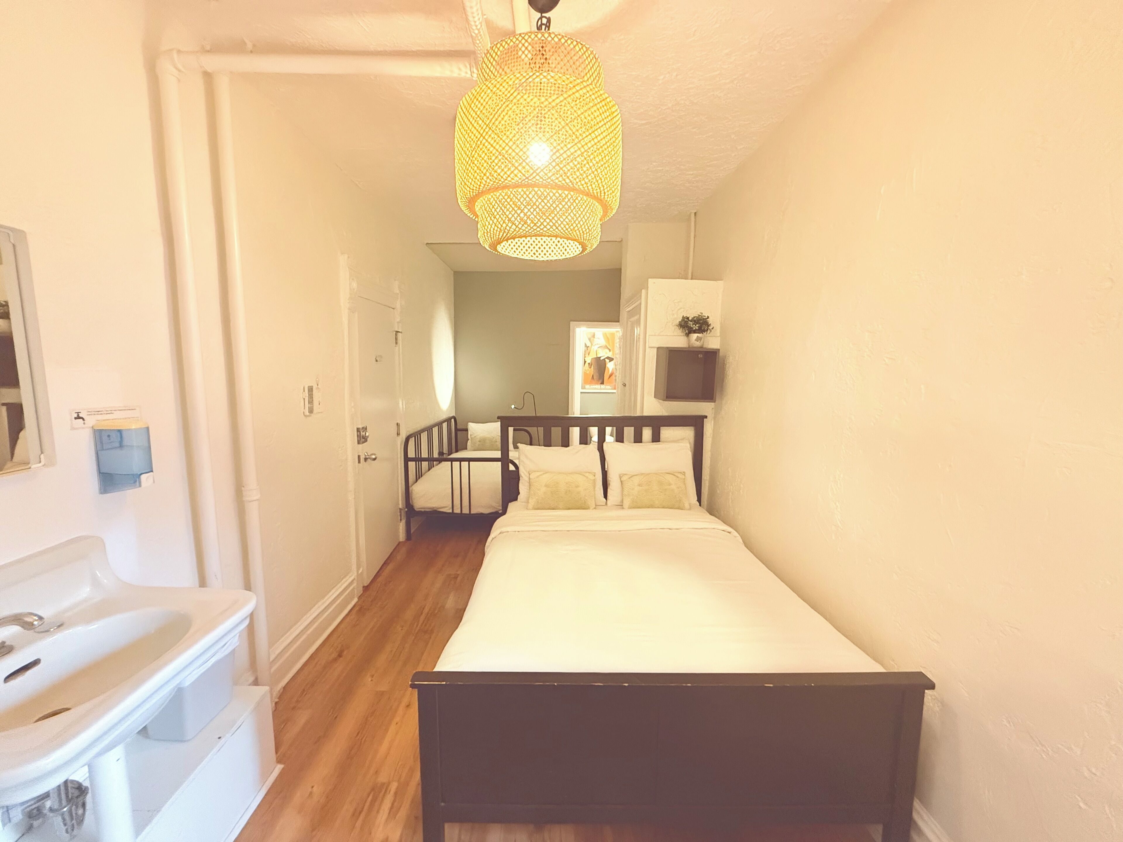 Phòng 3, phòng tắm riêng | Bộ đồ giường cao cấp, bàn, khu vực làm việc phù hợp cho laptop 