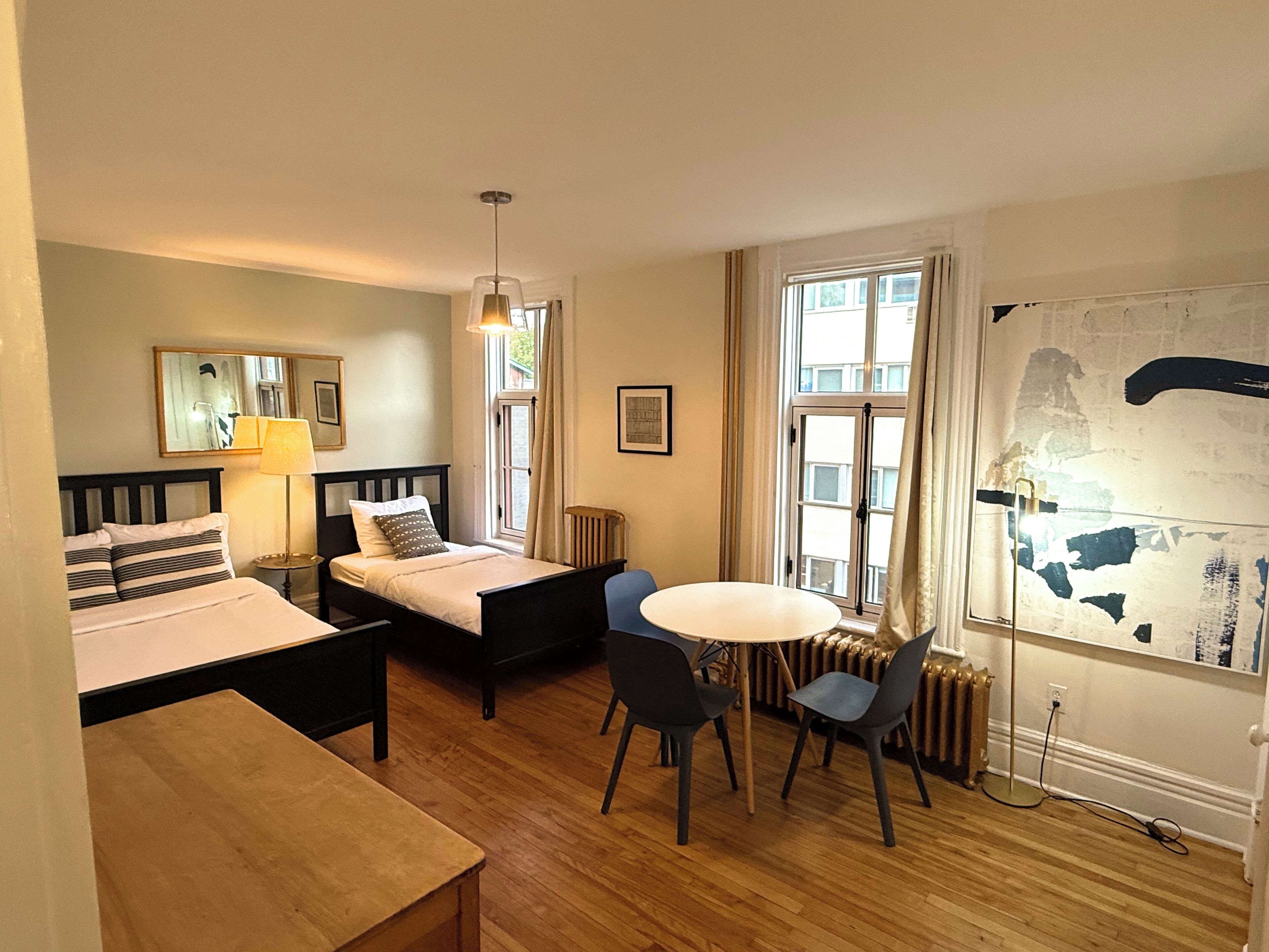 Studio, phòng tắm dùng chung | Bộ đồ giường cao cấp, bàn, khu vực làm việc phù hợp cho laptop 