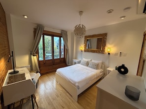 Double Room, Private Bathroom | Premium bedding, desk, laptop workspace, soundproofing - Auberge du Plateau - Hostel (Montreal)