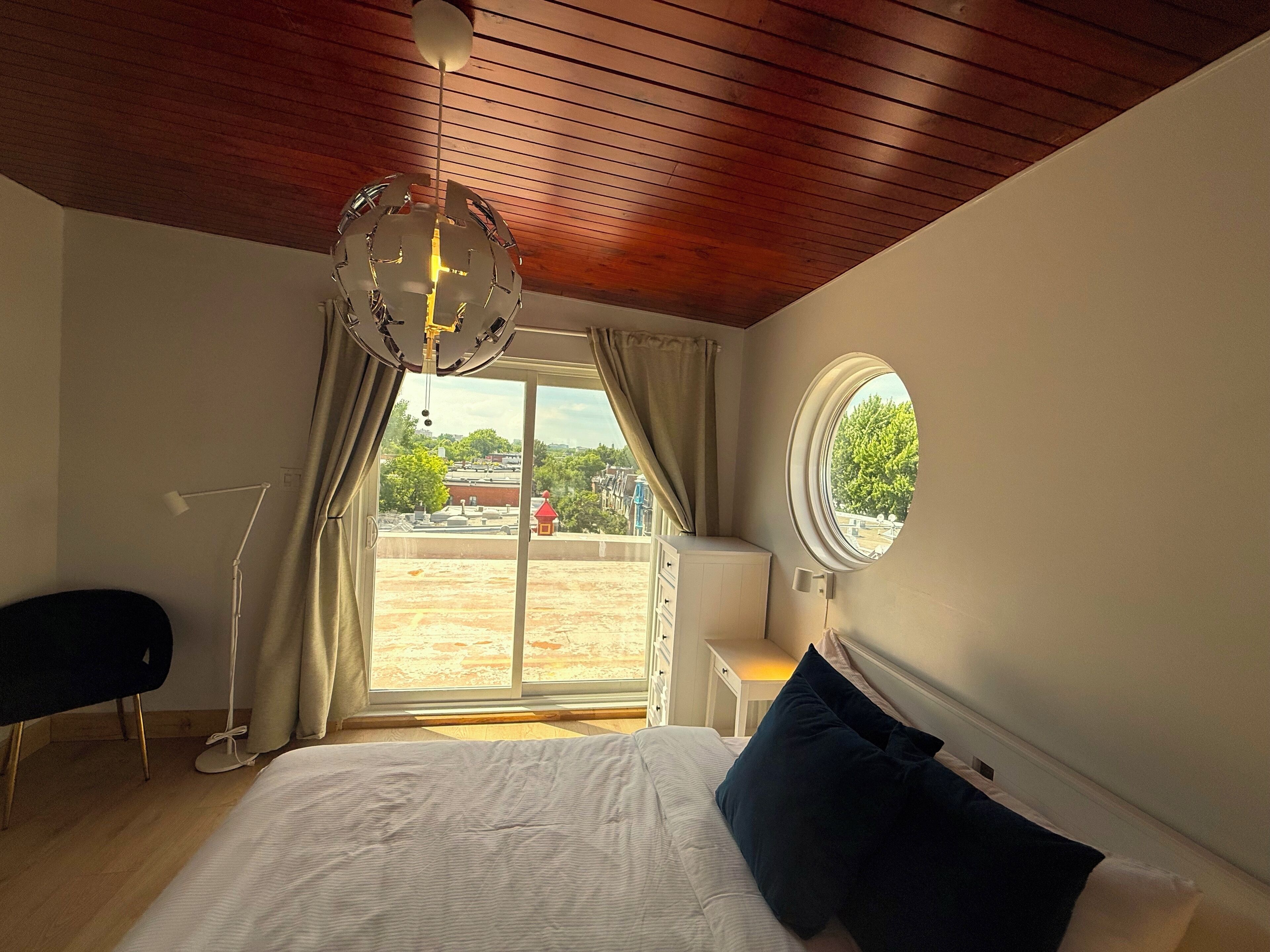 Phòng đôi Deluxe, phòng tắm riêng, tầng lửng | Bộ đồ giường cao cấp, bàn, khu vực làm việc phù hợp cho laptop 