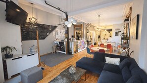 Una sala de estar moderna con sofá, una mesa de centro y un comedor con sillas.