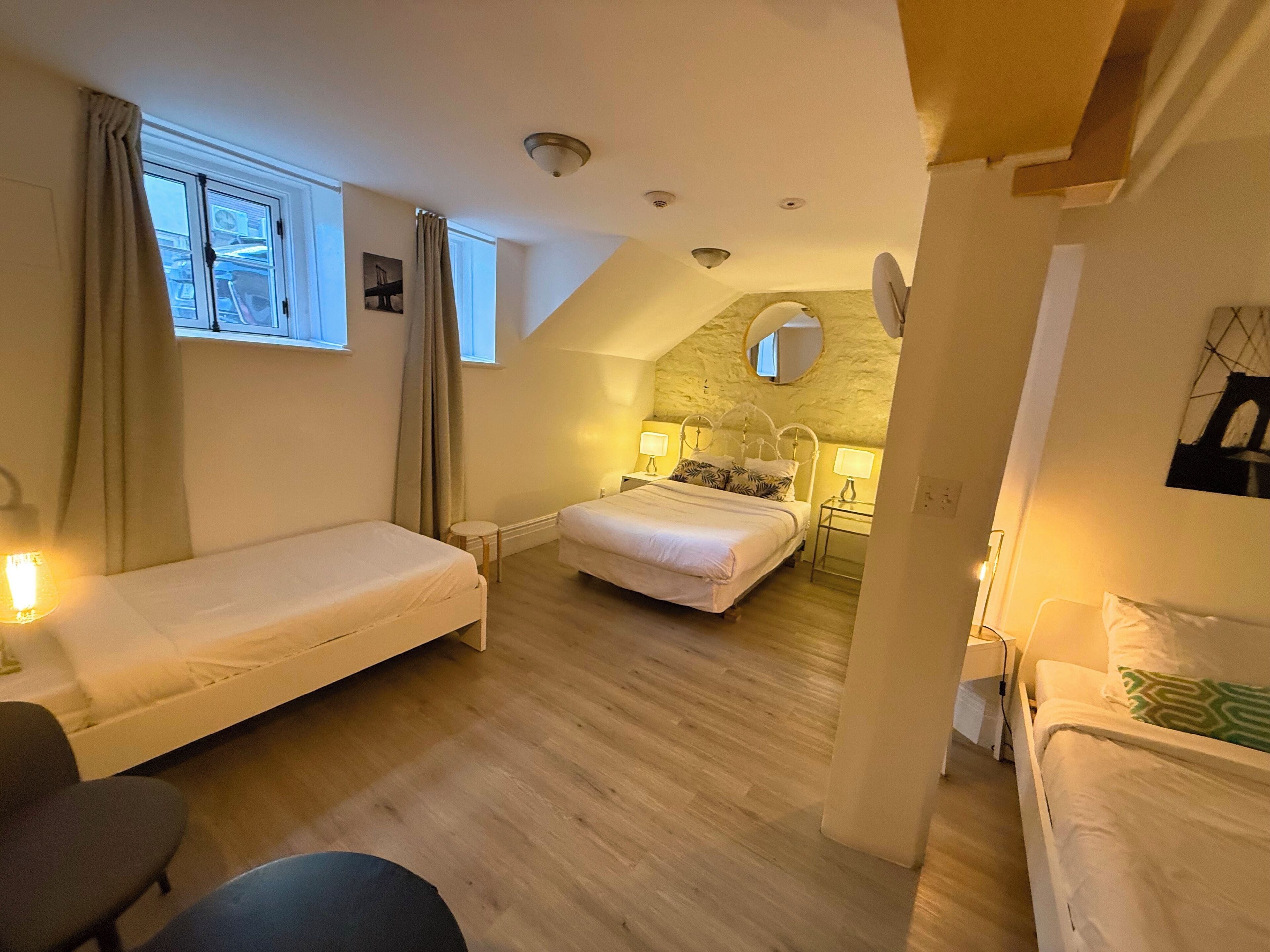 Phòng 4 Economy, nhiều giường, có phòng tắm riêng | Bộ đồ giường cao cấp, bàn, khu vực làm việc phù hợp cho laptop 