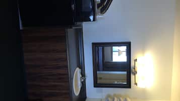 Double Room | Bathroom amenities | Combined shower/tub, hair dryer, towels