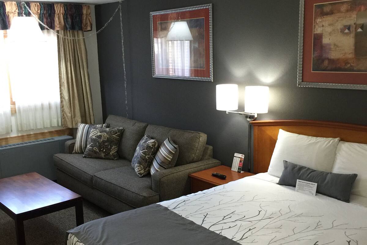 Deluxe Room, Accessible, Non Smoking | Iron/ironing board, WiFi (free)
