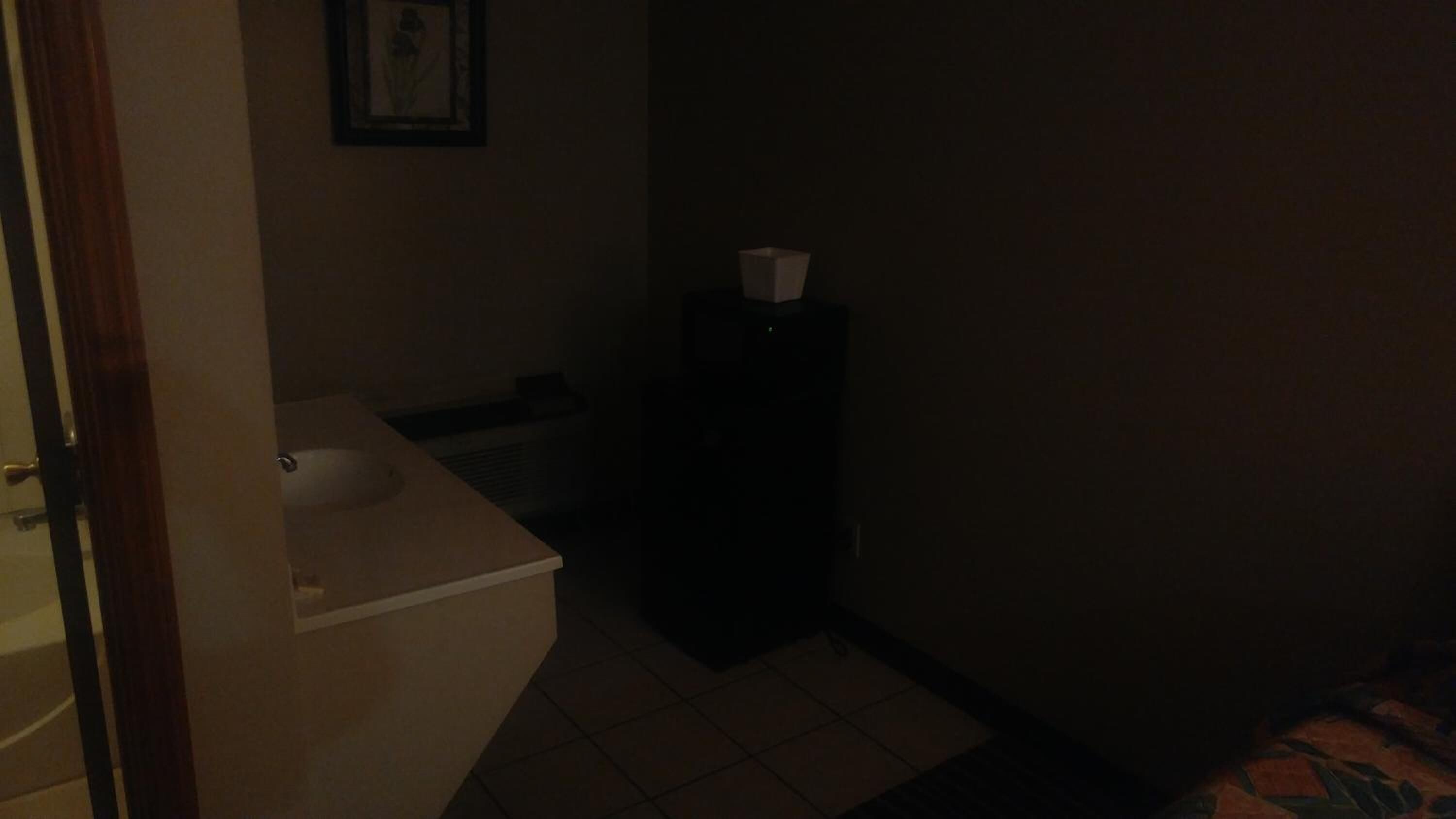 Combined shower/bathtub, free toiletries, hair dryer, towels