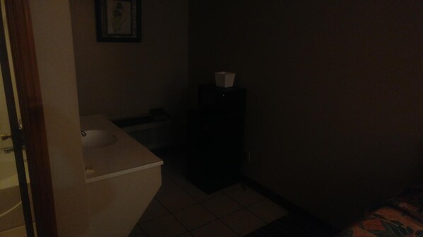 Combined shower/tub, free toiletries, hair dryer, towels - Ashland Inn (Ashland)