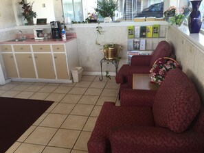 Lobby sitting area - Ashland Inn (Ashland)