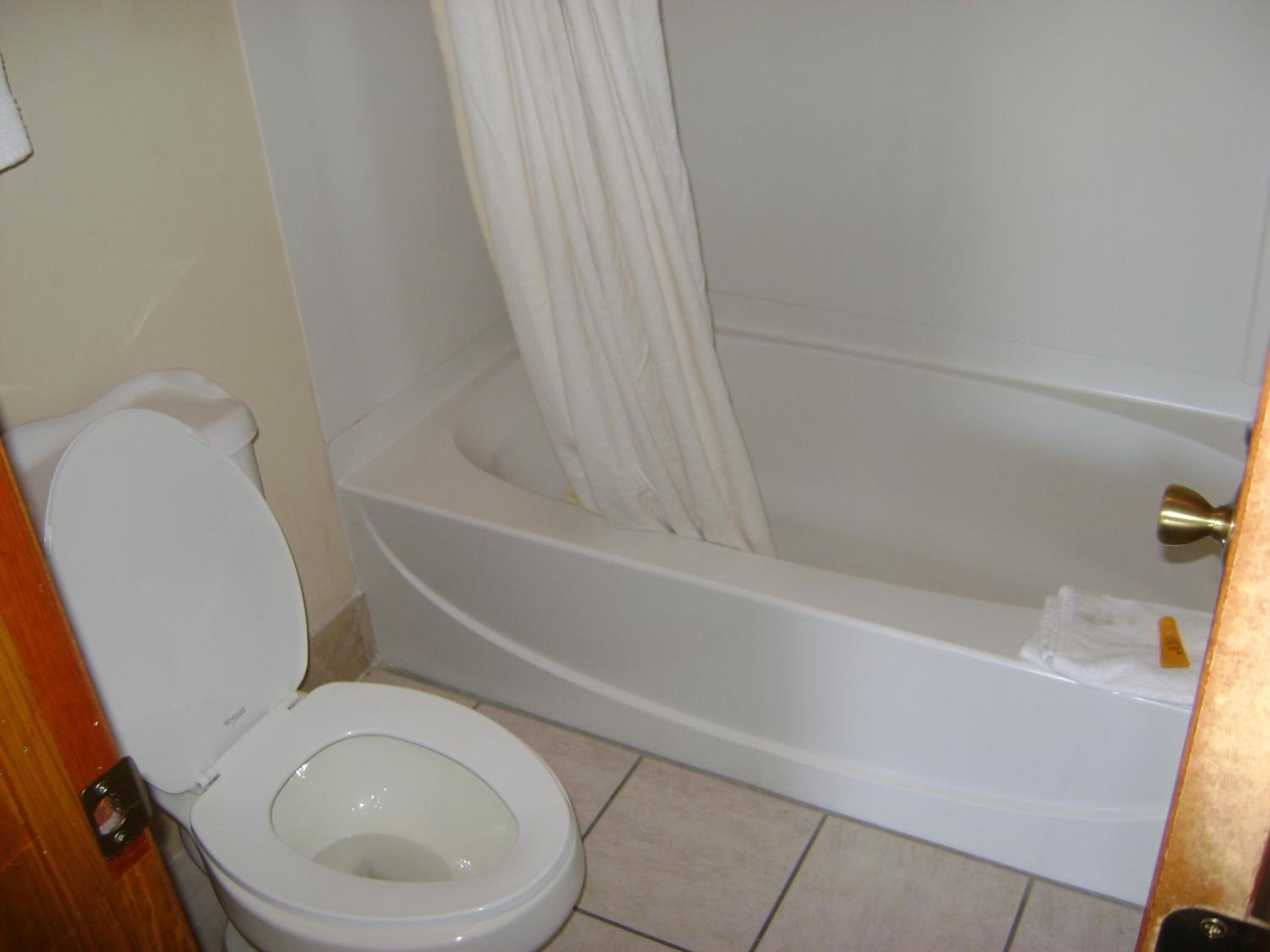 Bañera con ducha, artículos de tocador gratuitos, secador de pelo