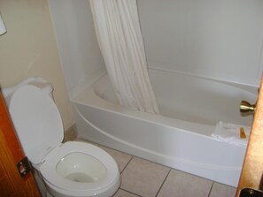 Duschwanne, kostenlose Toilettenartikel, Haartrockner, Handtücher