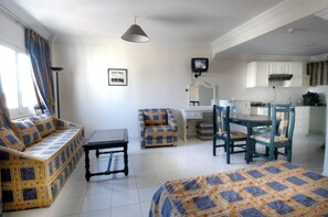 In-room safe, soundproofing, free cots/infant beds - Soraya Studiotel (Agadir)