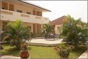 Poolside bar - Bamboo Garden Hotel (Serrekunda)