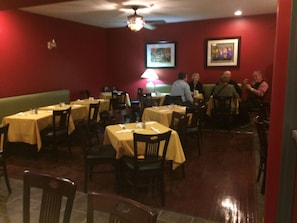Lunch and dinner served, American cuisine