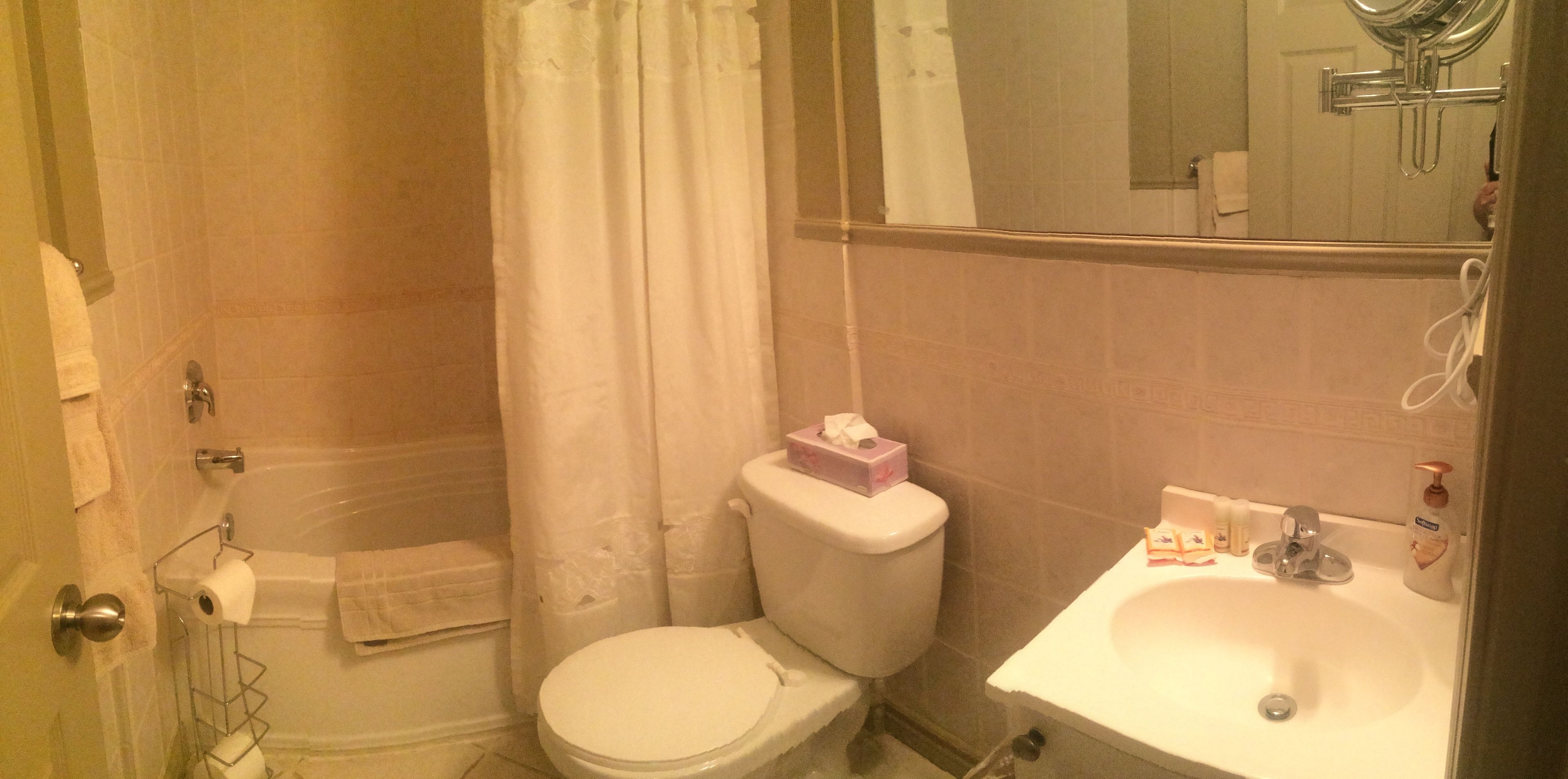 Ein Badezimmer mit einer Badewanne, Toilette und Waschbecken.