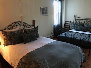 Deluxe Studio | Premium bedding, iron/ironing board, free WiFi, bed sheets - Dominion Hotel (Minden Hills)