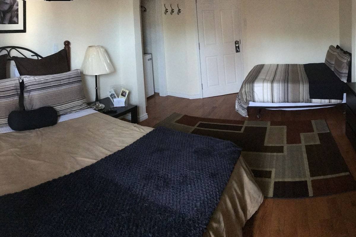 Familie studio, meerdere bedden, kitchenette | Luxe beddengoed, een strijkplank/strijkijzer, gratis wifi, beddengoed