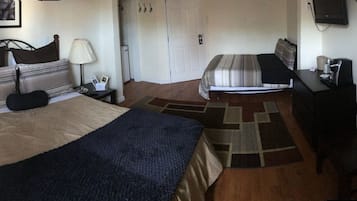 Estudio familiar, varias camas, cocineta | Ropa de cama de alta calidad y tabla de planchar con plancha