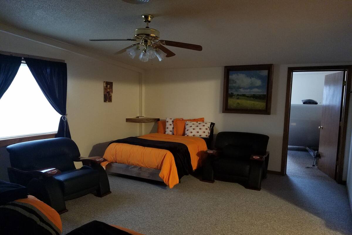 Premium bedding, WiFi (free), bed sheets