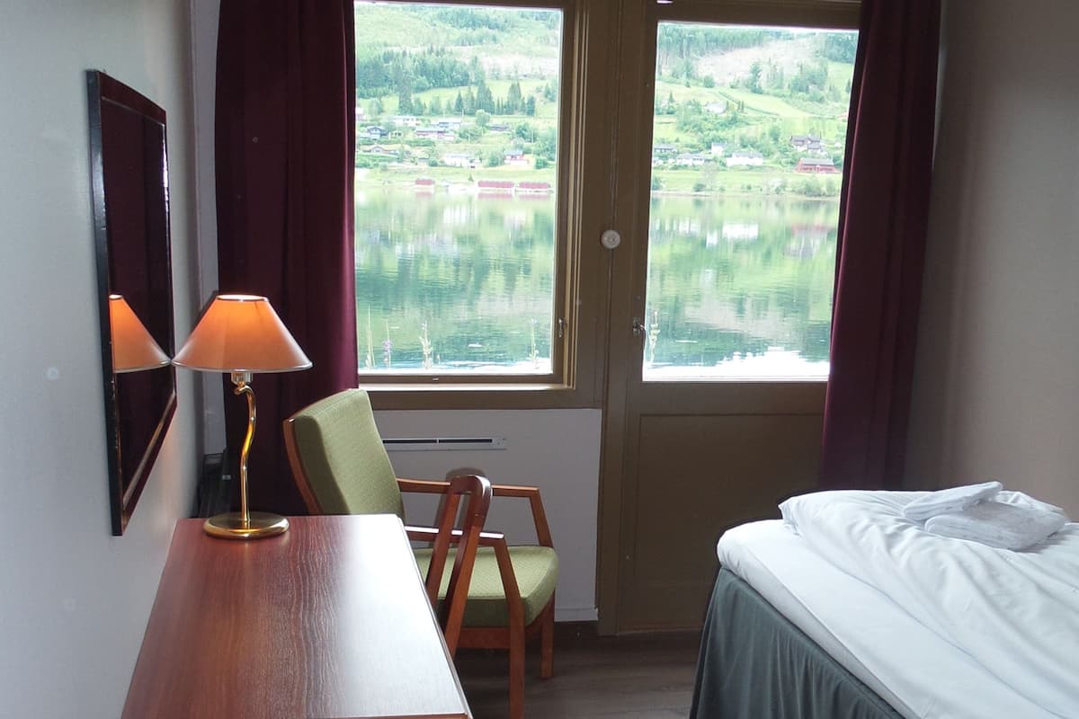 Single Room | WiFi, bed sheets