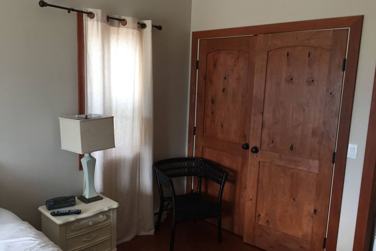 Habitación panorámica, 1 cama de matrimonio grande, balcón, vistas al lago | Wifi gratis