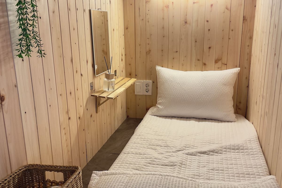 Single Room (Women Only) | Laptop workspace, free WiFi, bed sheets