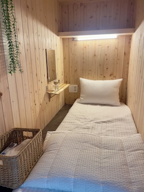 Single Room (Women Only) | Laptop workspace, free WiFi, bed sheets - Mamas and Papas Guesthouse and Apartments in Seoul (Seoul)