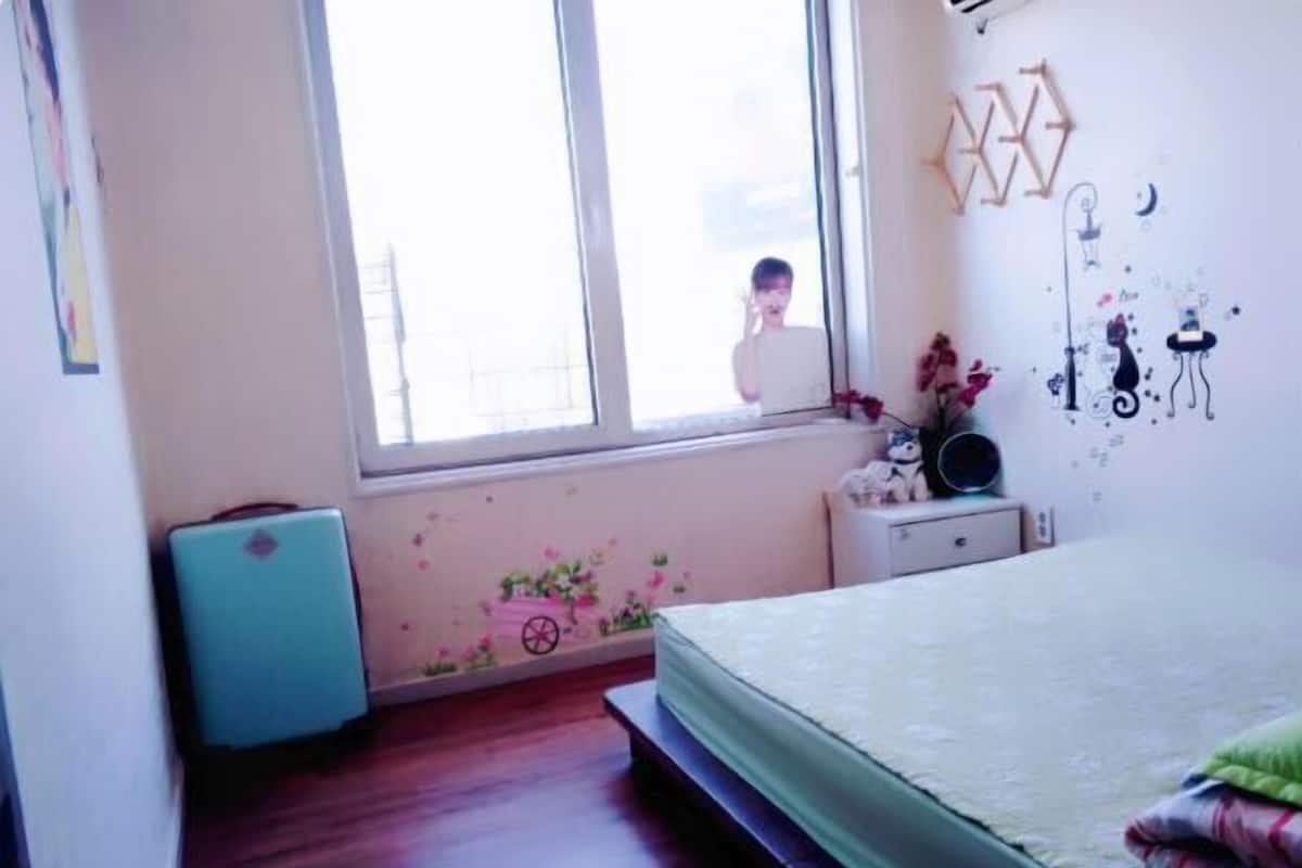 Laptop workspace, free WiFi, bed sheets
